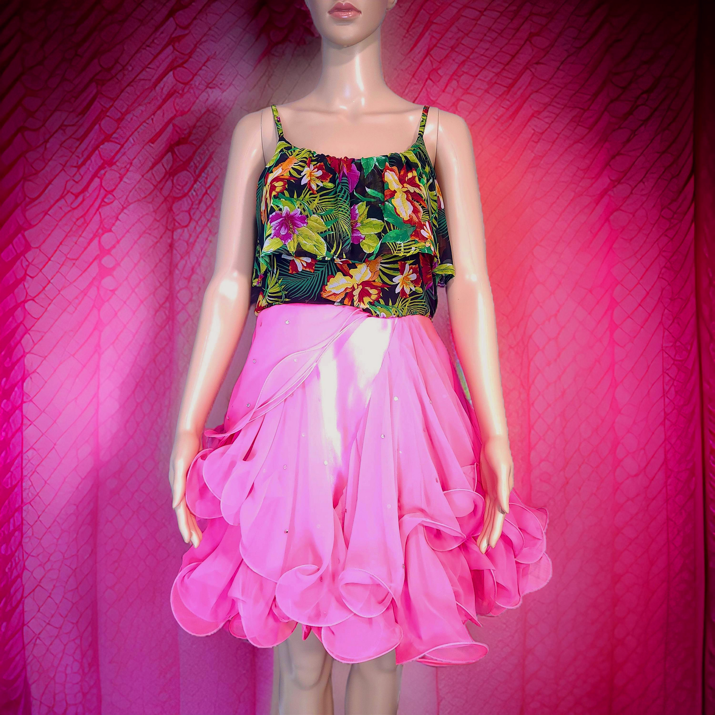 Fashion without destroying the planet. This is what makes our store the future of fashion. This dress is moder and sexy for todays style 😍