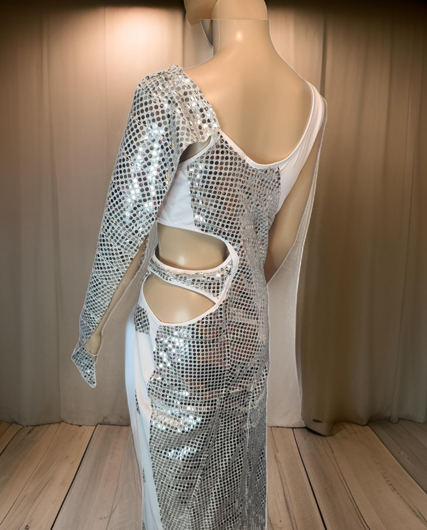 Loved again, dress. How much longetivity it has. We don't know, but time will tell. Move away from bad fashion practices. This dress is beautiful for a night of fun. Be unique. Be your own queen.