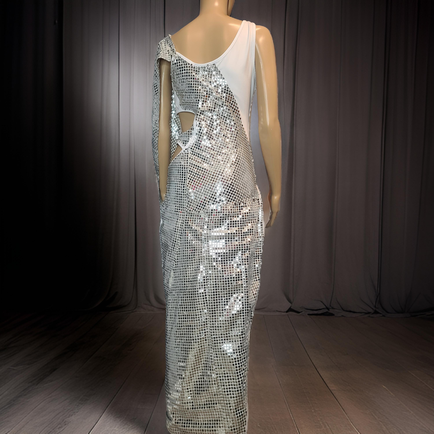 Loved again, dress. How much longetivity it has. We don't know, but time will tell. Move away from bad fashion practices. This dress is beautiful for a night of fun. Be unique. Be your own queen.