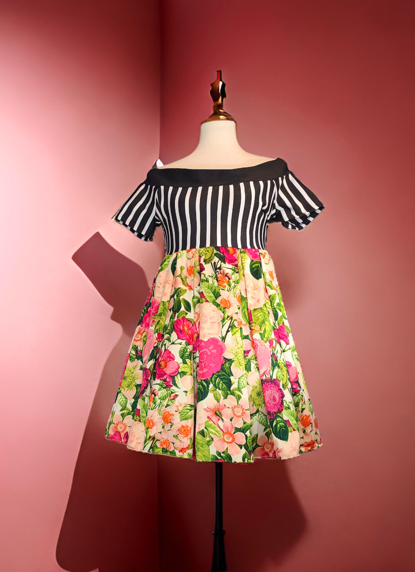 Discover Tell me a Story - a dress that combines the latest trends with vintage charm. Made with unique, sustainable fabrics, this one-of-a-kind piece will turn heads and spark conversation. Buy less, buy better, and feel good knowing you're wearing