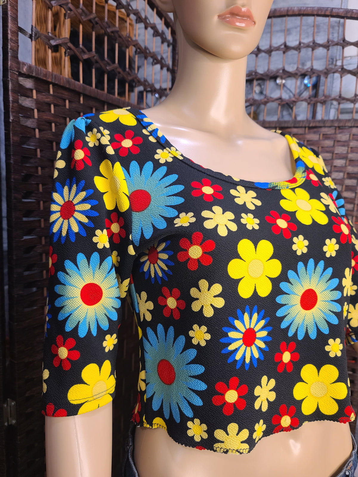 Retro Flower Power Floral Crop Top | Colorful Daisy Print | 70s-Inspired Fashion